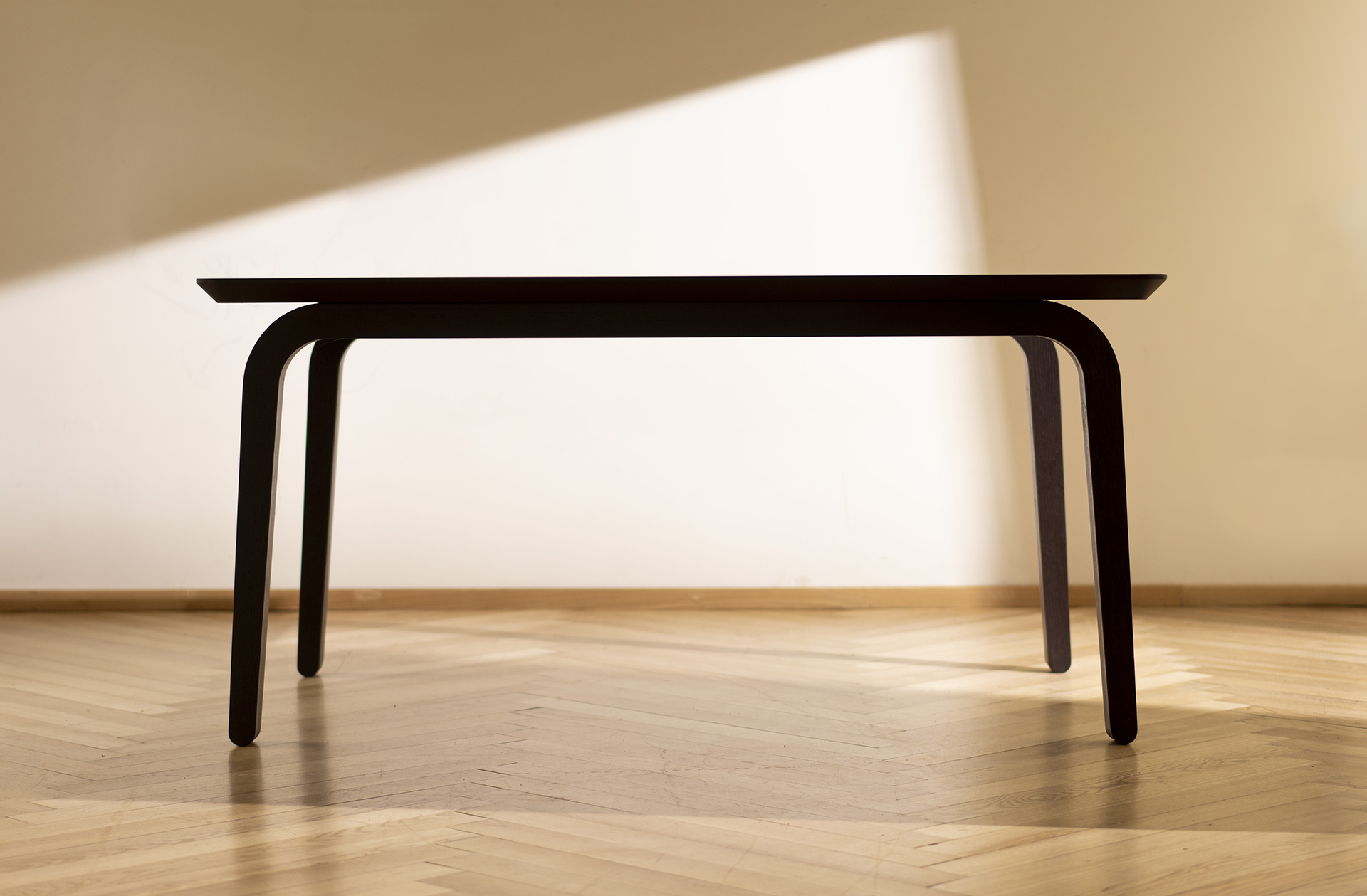 Mesa de madera minimalista