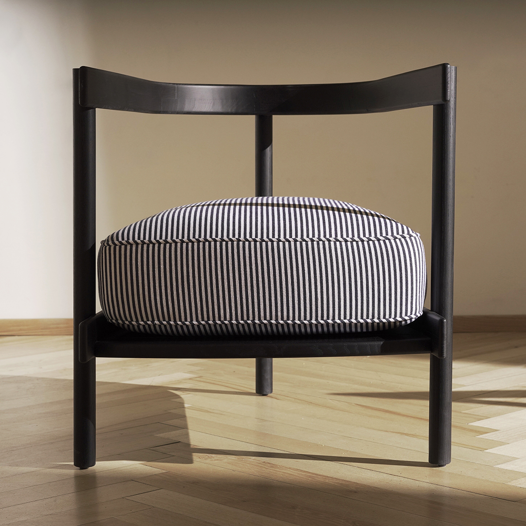 Butaca de madera respaldo curvado