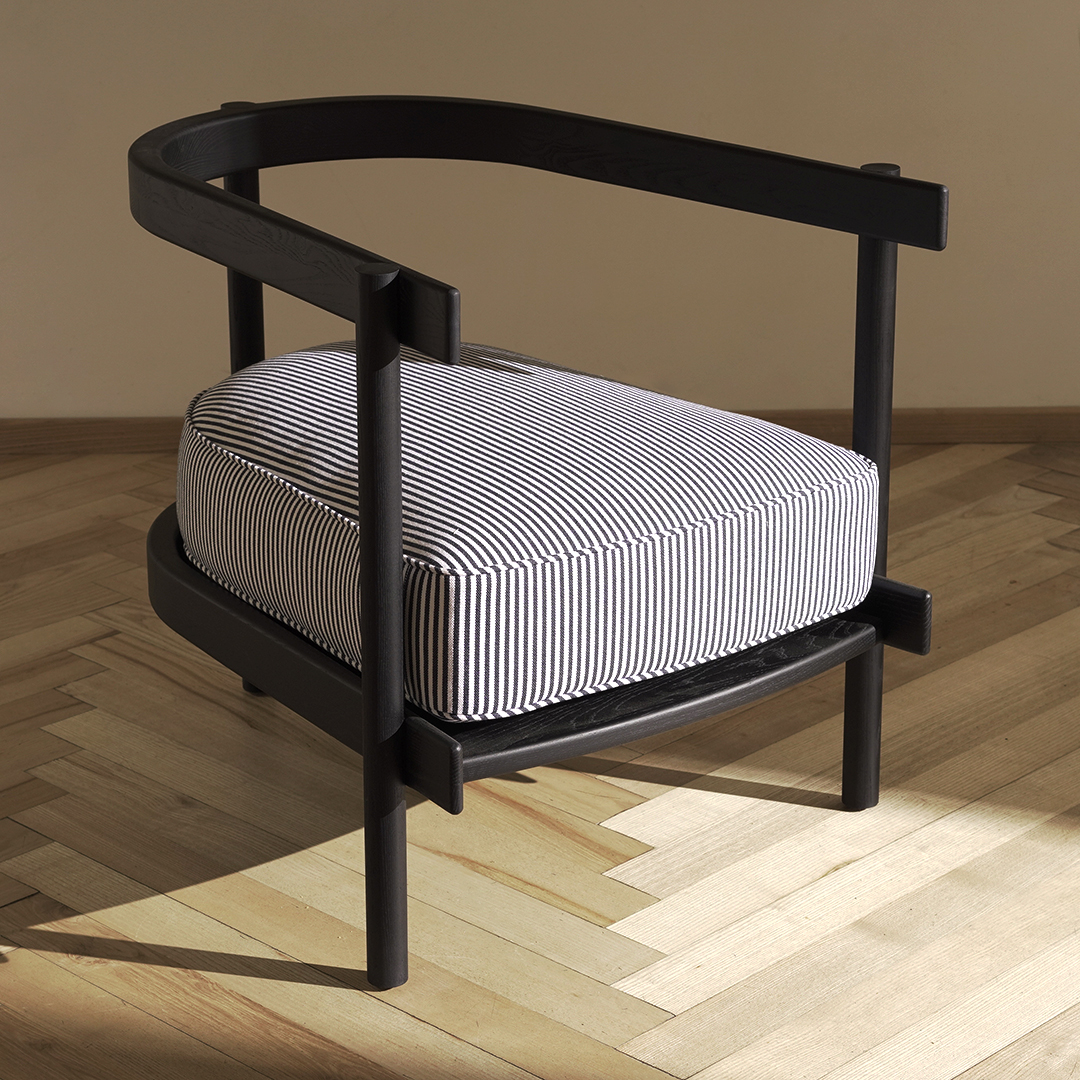 Butaca de madera respaldo curvado
