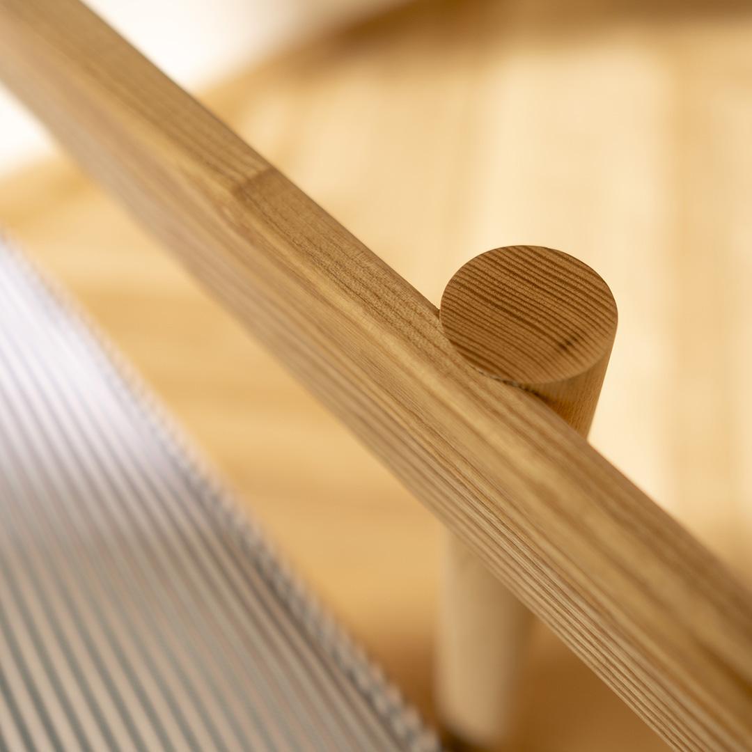Butaca de madera respaldo curvado