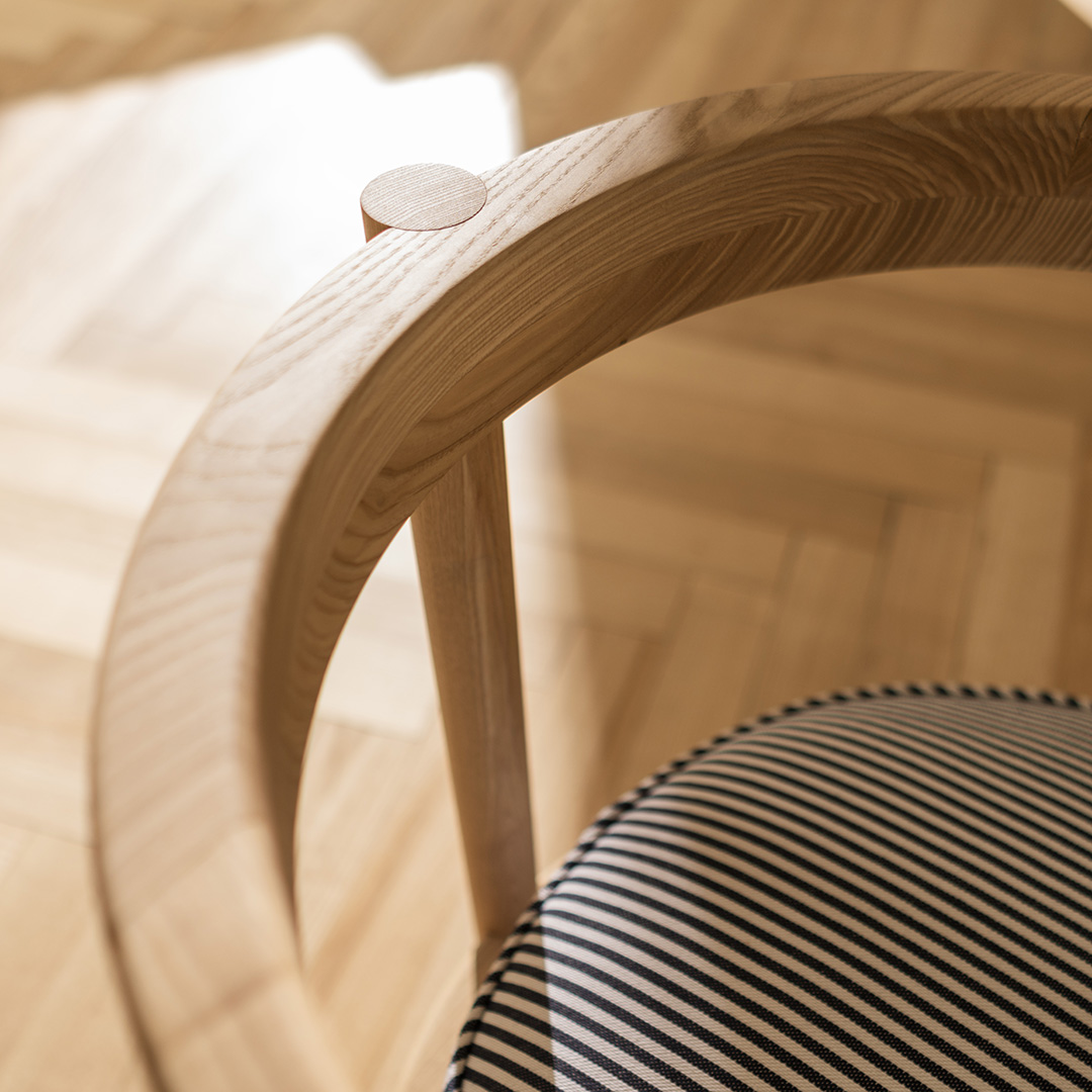 Butaca de madera respaldo curvado